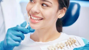 Veneer gigi adalah lapisan tipis yang dipasang pada permukaan depan gigi untuk memperbaiki tampilan warna, bentuk, ukuran, atau proporsi gigi.